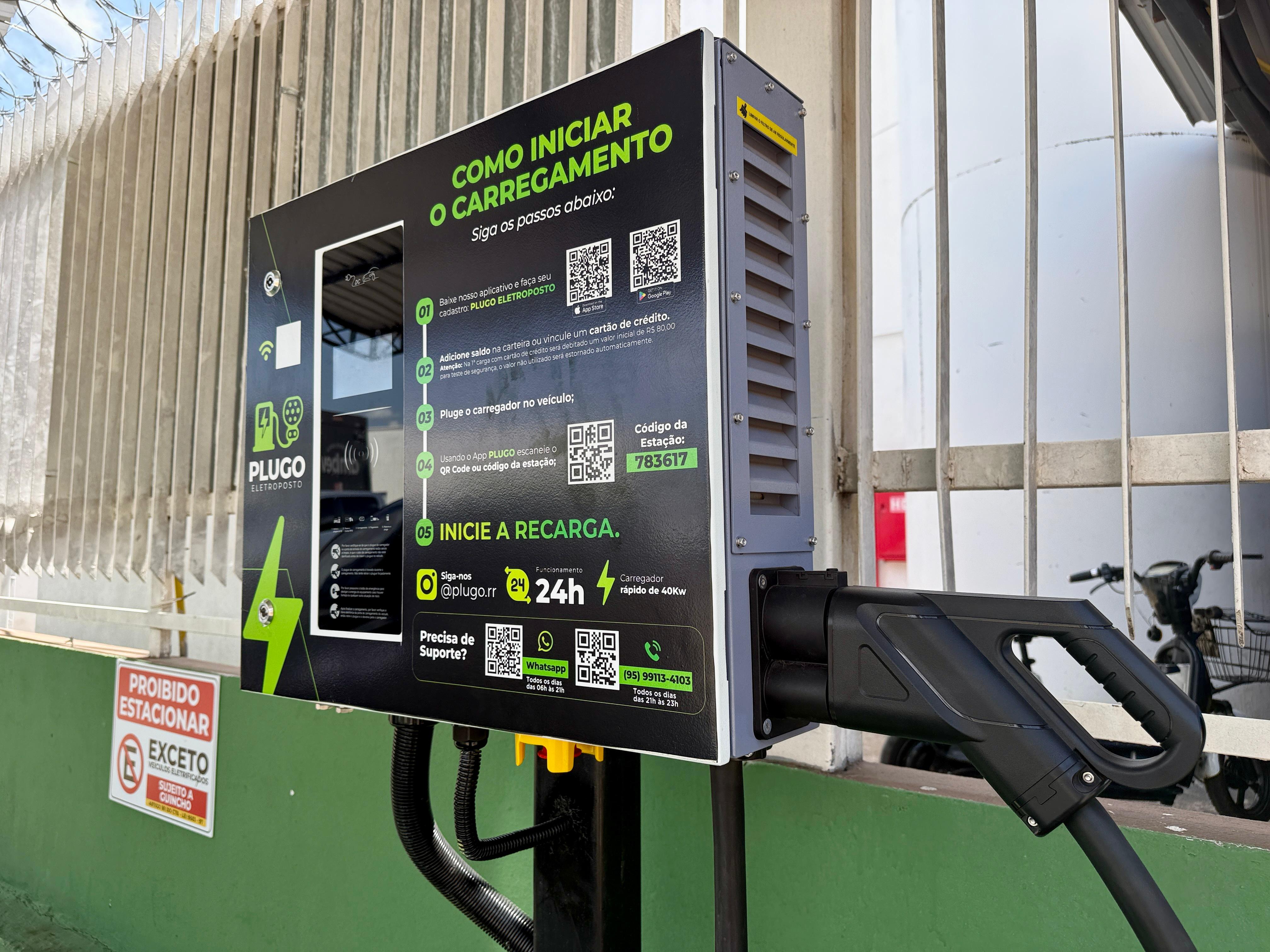 Carregador Plugo com instrucoes e QR code